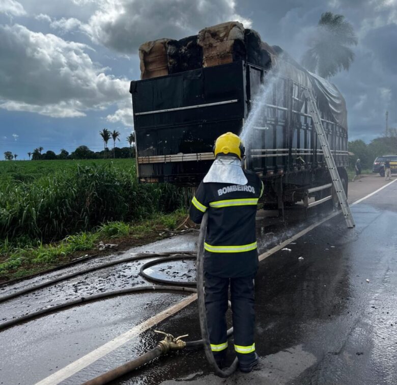 Corpo de Bombeiros Militar combate incêndio em carreta que transportava algodão_661053d6a0cb8.jpeg